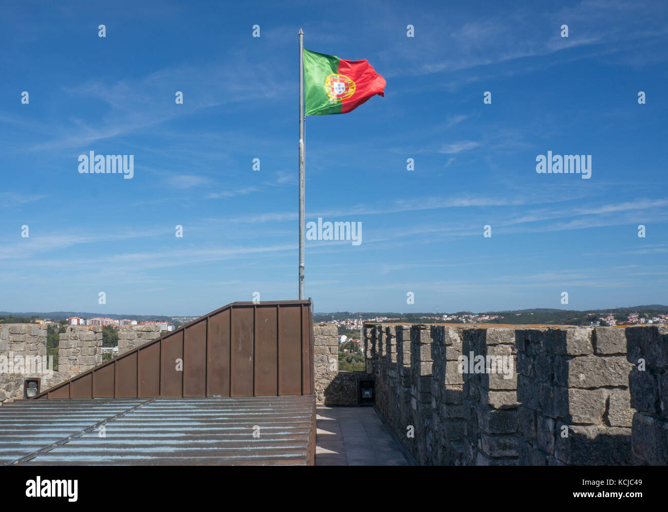 La bandiera portoghese vola sulla sommità del castello storico di Leiria, Portogallo Foto Stock