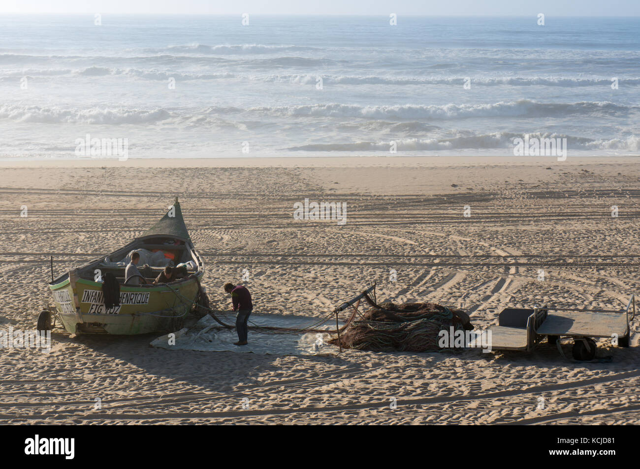 Barca da pesca su una spiaggia in Portogallo Foto Stock