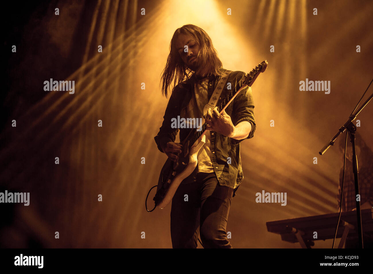 Il progetto musicale australiano Tame Impala esegue un concerto dal vivo al festival musicale danese Roskilde Festival 2016. Qui il chitarrista e musicista Kevin Parker è visto dal vivo sul palco. Danimarca, 01/07 2016. Foto Stock