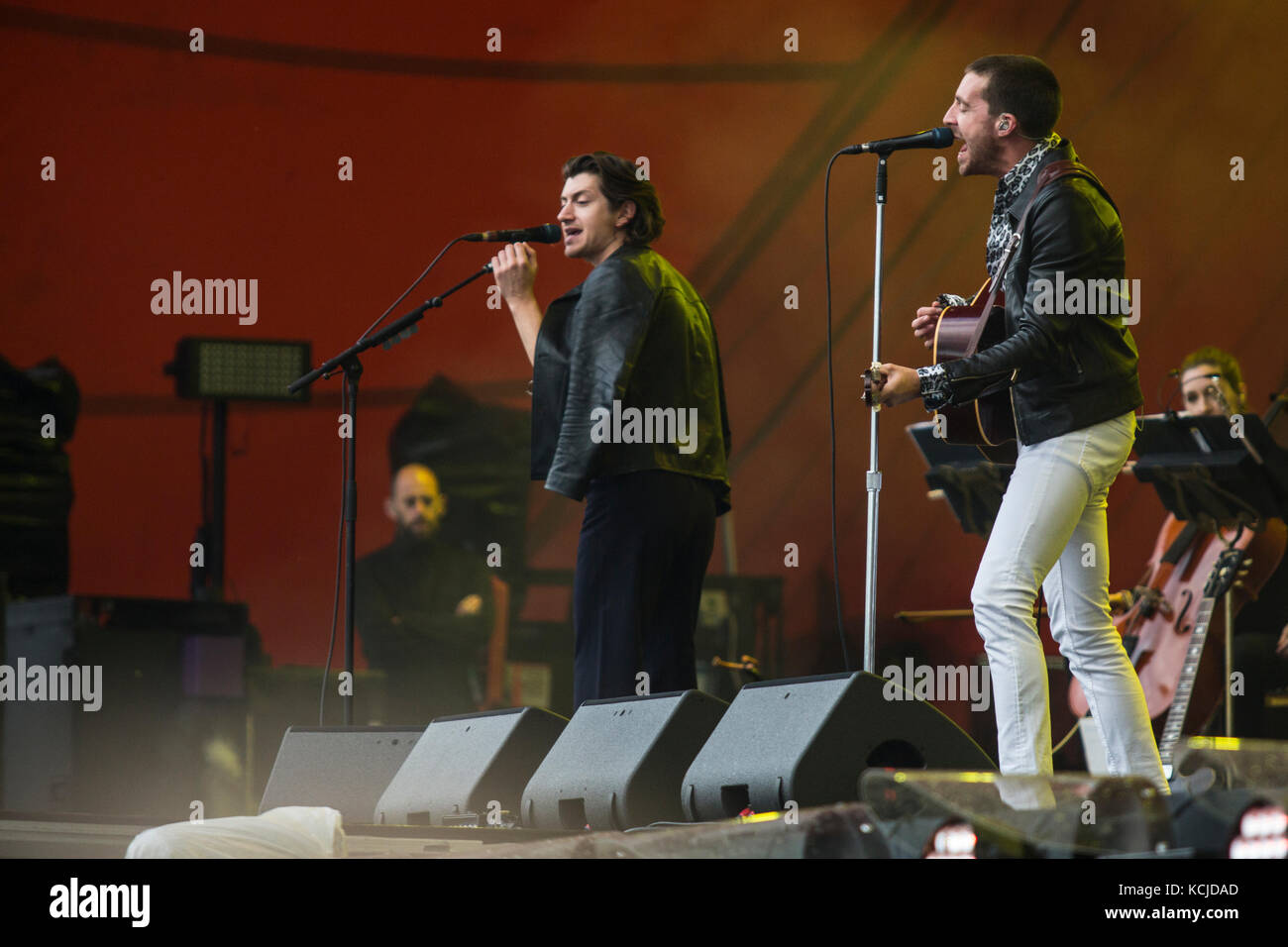 La band inglese The Last Shadow Puppets esegue un concerto dal vivo presso il festival musicale danese Roskilde Festival 2016. Qui musicisti e cantanti Alex Turner (L) e Miles Kane (R) sono visti dal vivo sul palco. Danimarca, 02/07 2016. Foto Stock