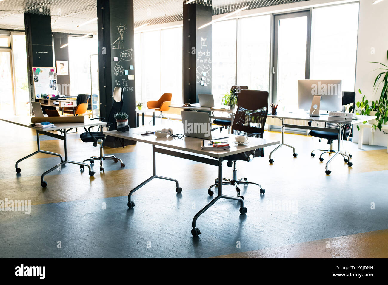 L'interno della grande e luminosa vuoto ufficio moderno dopo il lavoro. Foto Stock