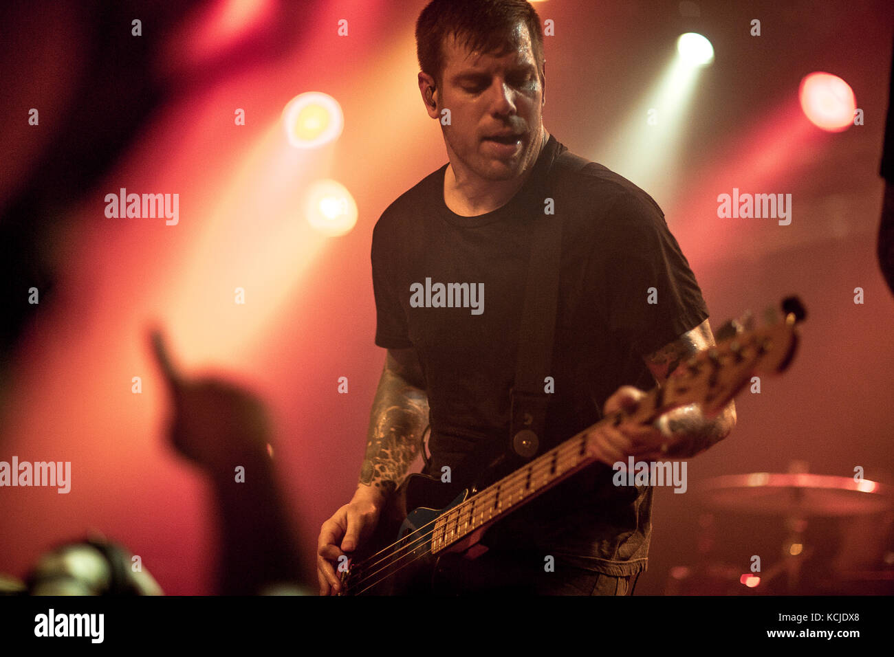 L'americano Christian post-hardcore Underoath esegue un concerto dal vivo a Pumpehuset a Copenhagen. Qui il bassista Grant Brandell è visto dal vivo sul palco. Danimarca, 16/05 2017. Foto Stock