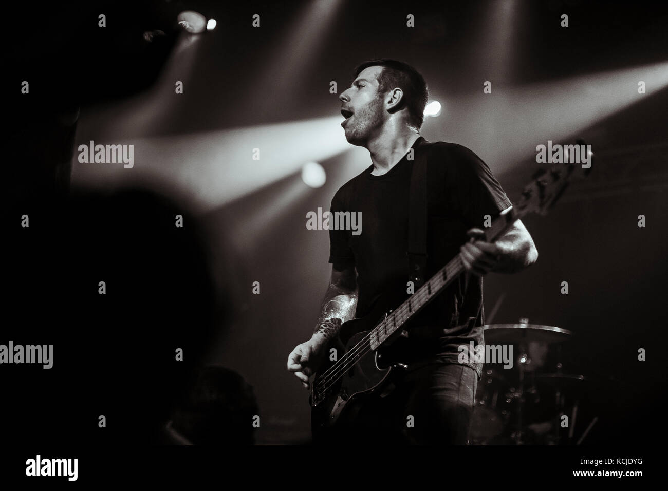 L'americano Christian post-hardcore Underoath esegue un concerto dal vivo a Pumpehuset a Copenhagen. Qui il bassista Grant Brandell è visto dal vivo sul palco. Danimarca, 16/05 2017. Foto Stock