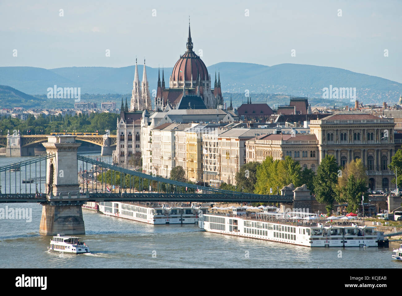 Una vista aerea dal punto di vista prospettica del Danubio a Budapest con il Ponte delle catene in primo piano e lo sfondo dell'edificio Parliment. Foto Stock