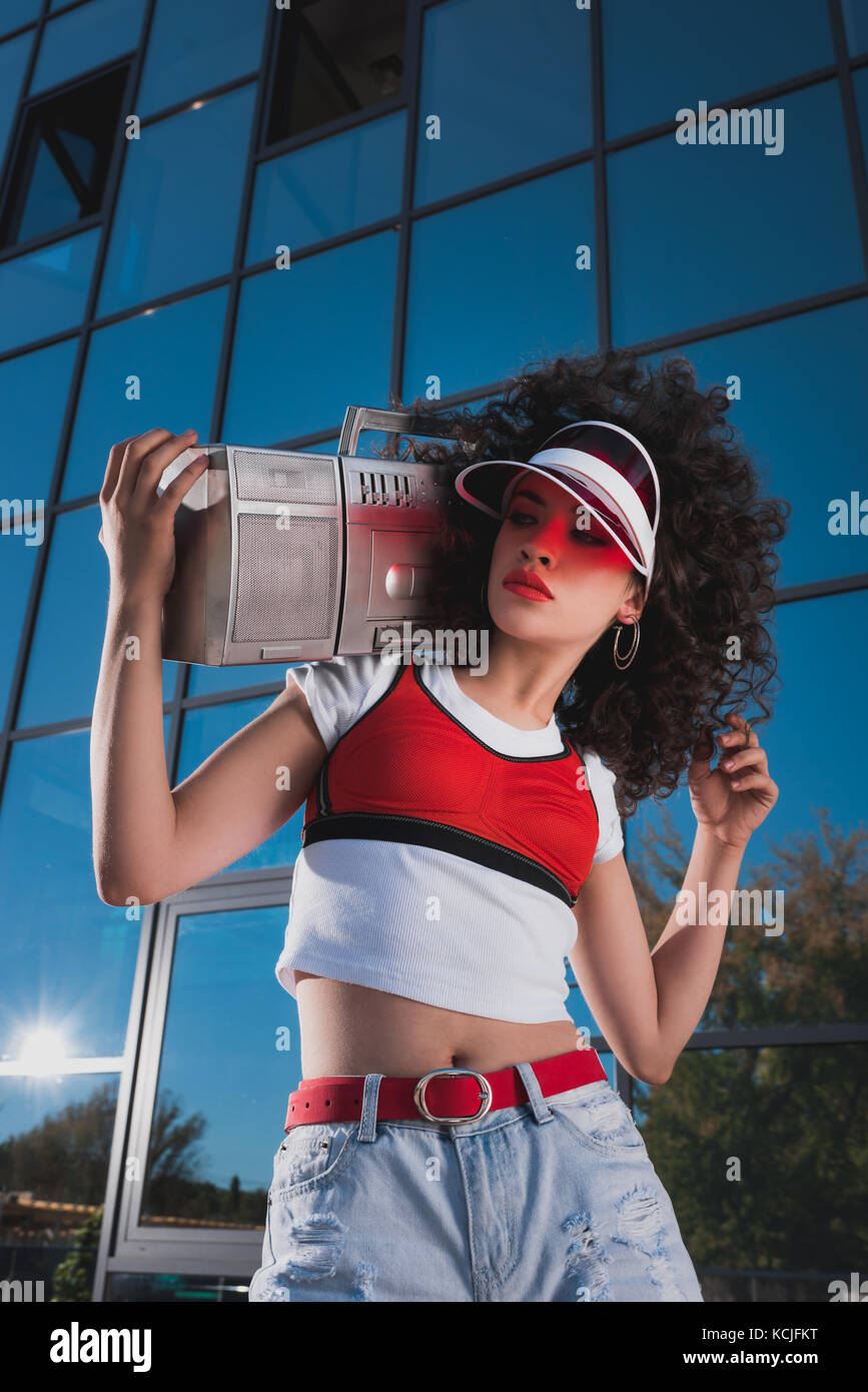 Bella donna con boombox Foto Stock