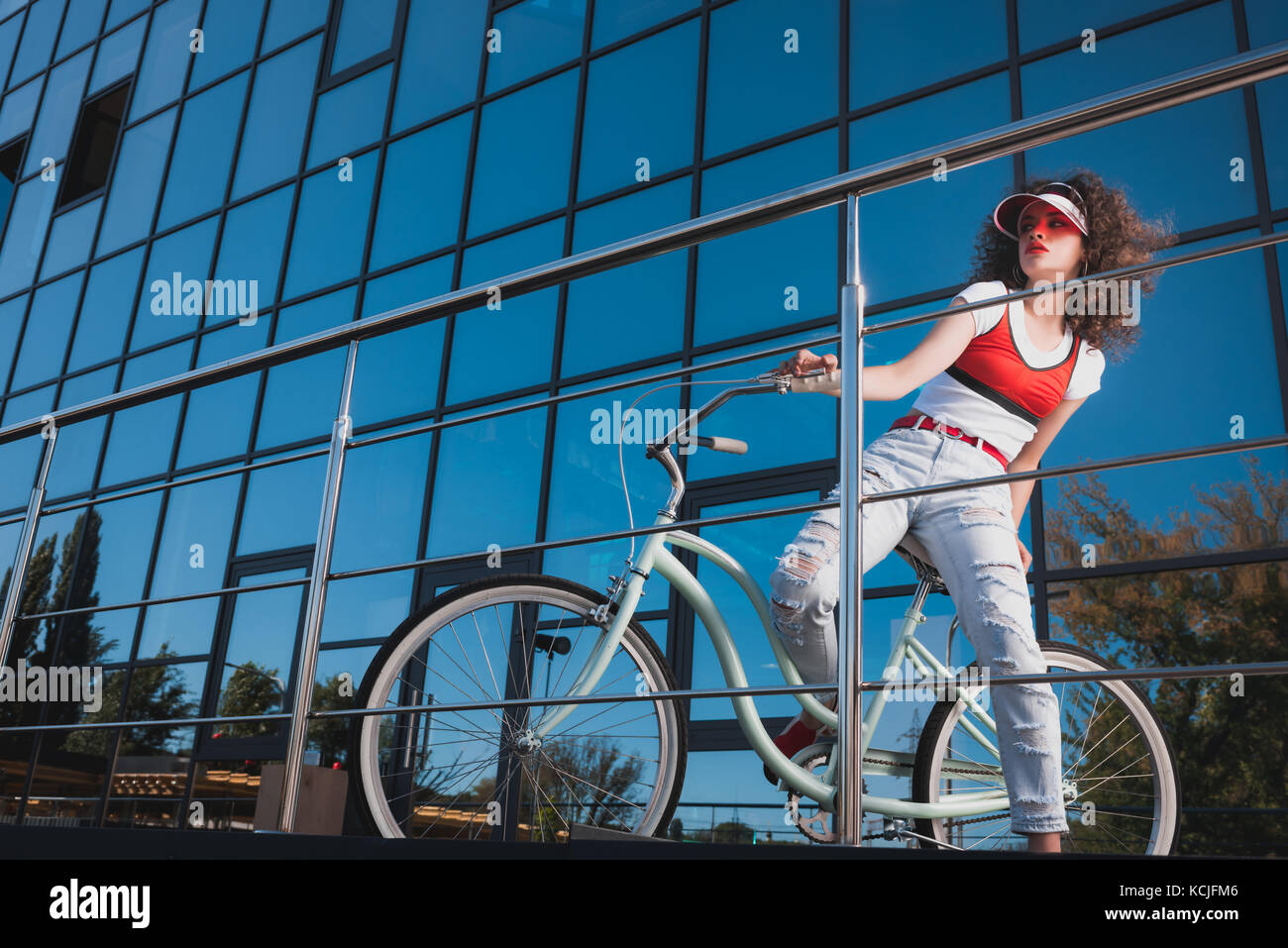 Donna elegante con noleggio biciclette Foto Stock