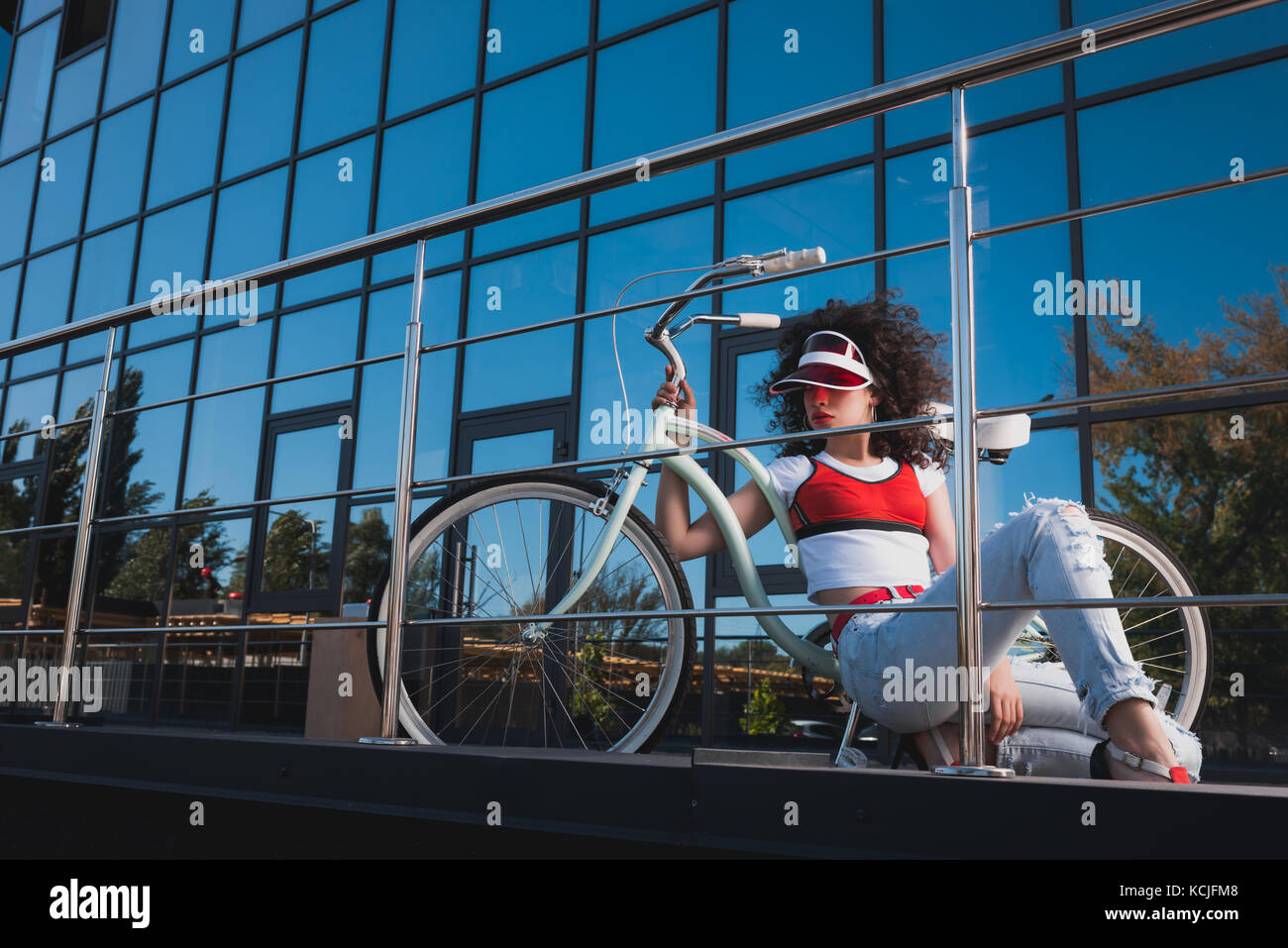 Donna elegante con noleggio biciclette Foto Stock