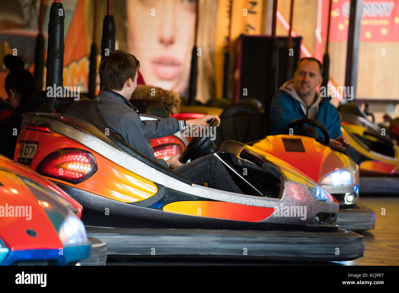 Leiden, Paesi Bassi il 3 ottobre 2017. La fiera locale parco divertimenti. Un ragazzo giovane e suo padre godendo il paraurti di automobili ride attrazione. editorial Foto Stock