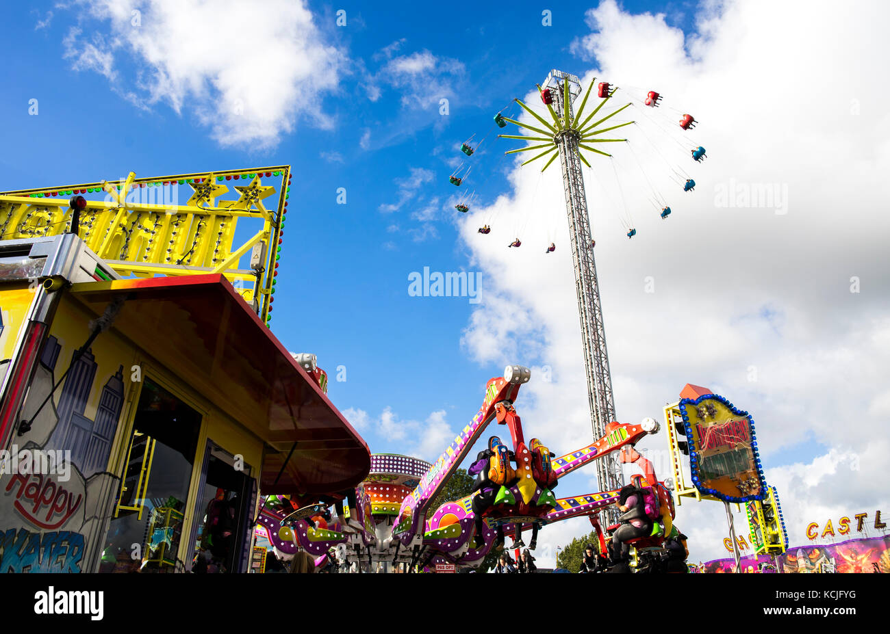Leiden, Paesi Bassi il 3 ottobre 2017. La fiera locale parco divertimenti con attrazioni e giostre con un gigante di attrazione di filatura. Editoriale Foto Stock