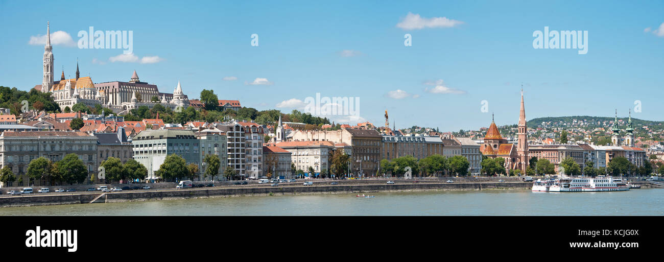 Una vista panoramica a 3 punti di foto sul lato Buda di Budapest con il Bastione del Pescatore e la chiesa di Mattia a sinistra. Foto Stock