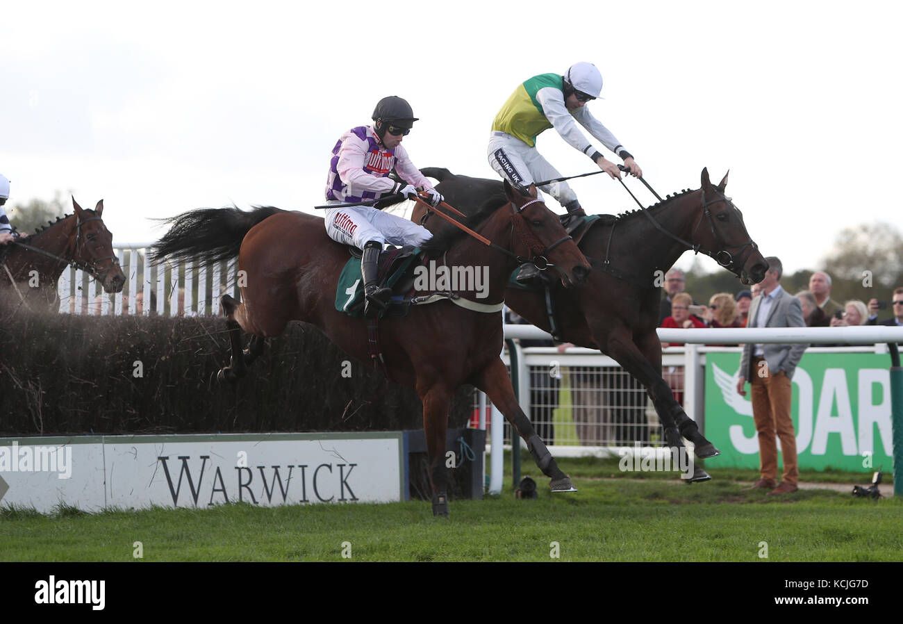Il vincitore finale Beggars Cross guidato da Aidan Coleman (a destra) salta l'ultimo con il successo di Sego guidato da Wayne Hutchinson nella Colliers International Business Rate Services handicap Chase all'ippodromo di Warwick. PREMERE ASSOCIAZIONE foto. Data foto: Giovedì 5 ottobre 2017. Guarda la storia della PA A Warwick. Il credito fotografico dovrebbe essere: David Davies/PA Wire Foto Stock
