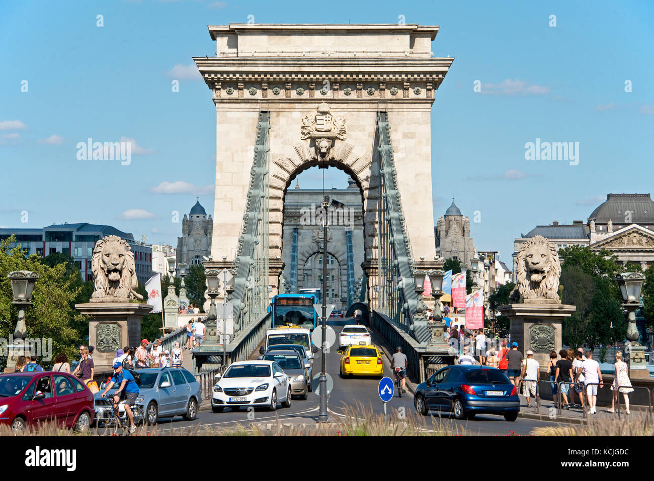 Dal lato Buda di Budapest una vista prospettica compressa di turisti, traffico, auto, veicoli che entrano e lasciano il Ponte delle catene a Budapest. Foto Stock