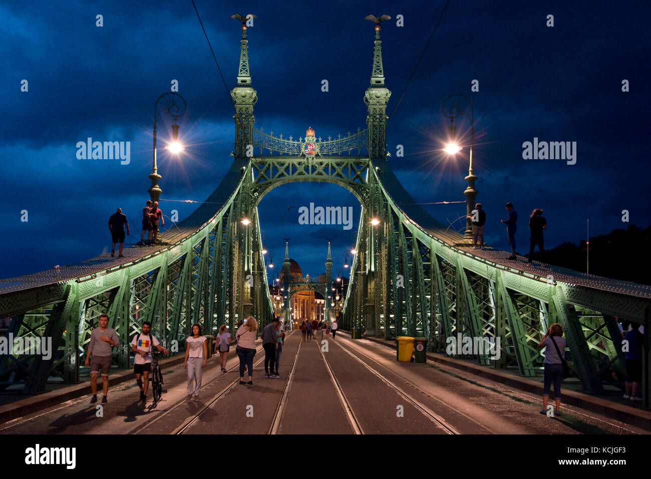 Il Ponte della libertà di Budapest è ottocentionalmente chiuso a tutti i traffici, dove le persone possono camminare e salire su di esso - a volte con feste improvvisate. Foto Stock