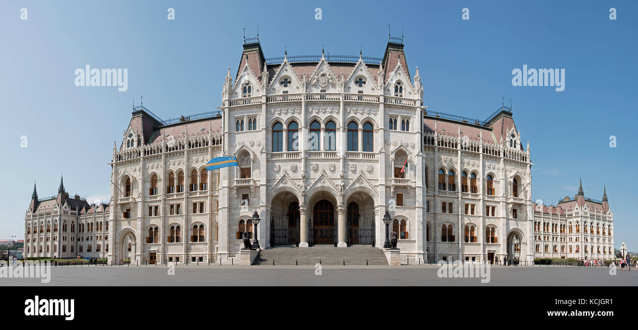 Una vista panoramica a 5 punti verticali del Parlement Building ungherese in Piazza Kossuth Lajos a Budapest in una giornata soleggiata con cielo blu. Foto Stock