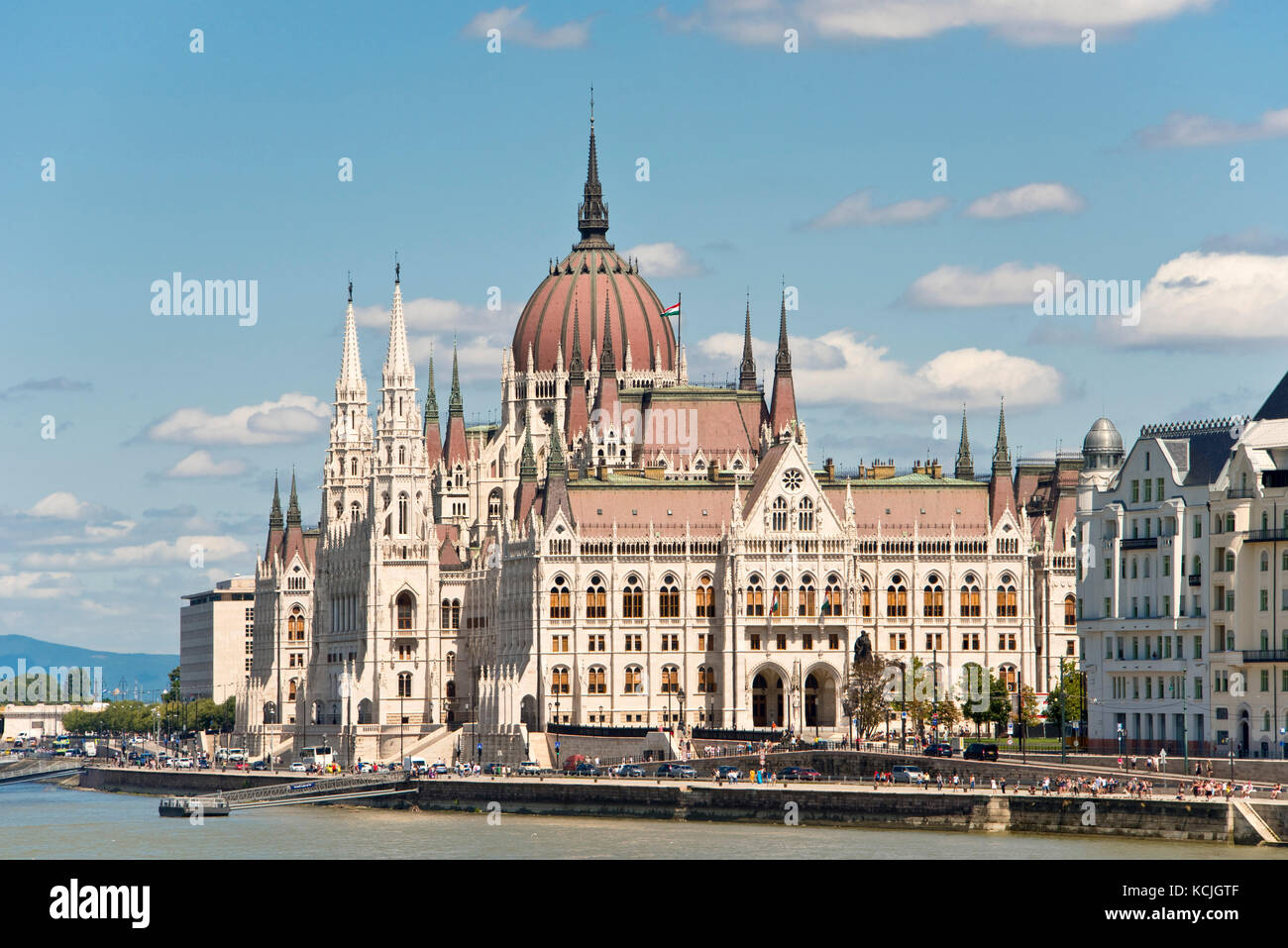 Una vista del Palazzo del Parlimento Ungherese sul Danubio a Budapest in una giornata soleggiata con cielo blu. Foto Stock