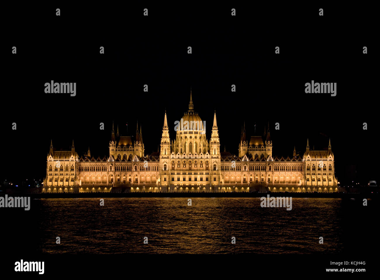 Una serata vista notturna ungherese della parliment edificio sul fiume Danubio a Budapest. Foto Stock