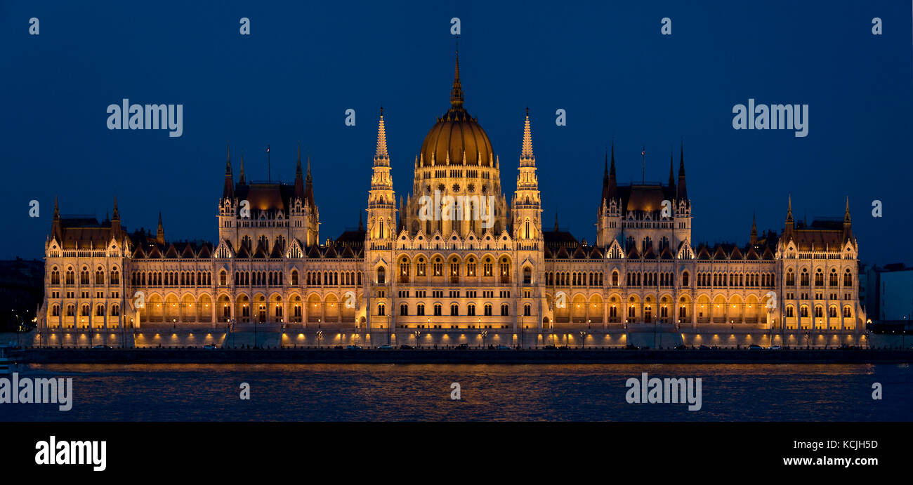 A 2 foto stitch sera vista notturna del parlamento ungherese edificio sul fiume Danubio a Budapest. Foto Stock