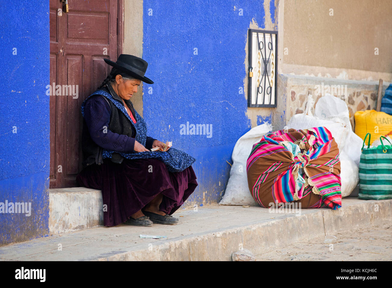 Cholita, donna indigena che conta soldi nella città di Tarabuco, Chuquisaca, provincia di Yamparáez, Bolivia Foto Stock