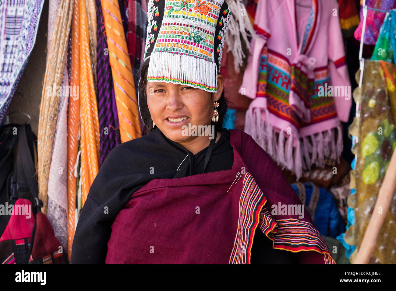 Donna boliviana in abito tradizionale nella città Tarabuco, Chuquisaca, provincia di Yamparáez, Bolivia Foto Stock