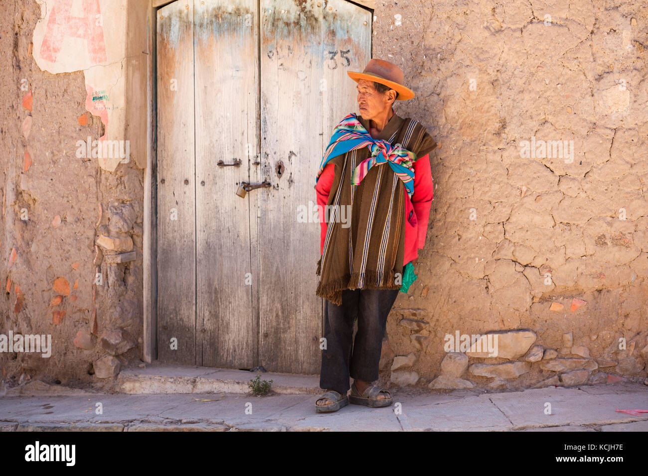 Anziano boliviano con cappello che indossa poncho tradizionale nella città di Tarabuco, Chuquisaca, provincia di Yamparáez, Bolivia Foto Stock