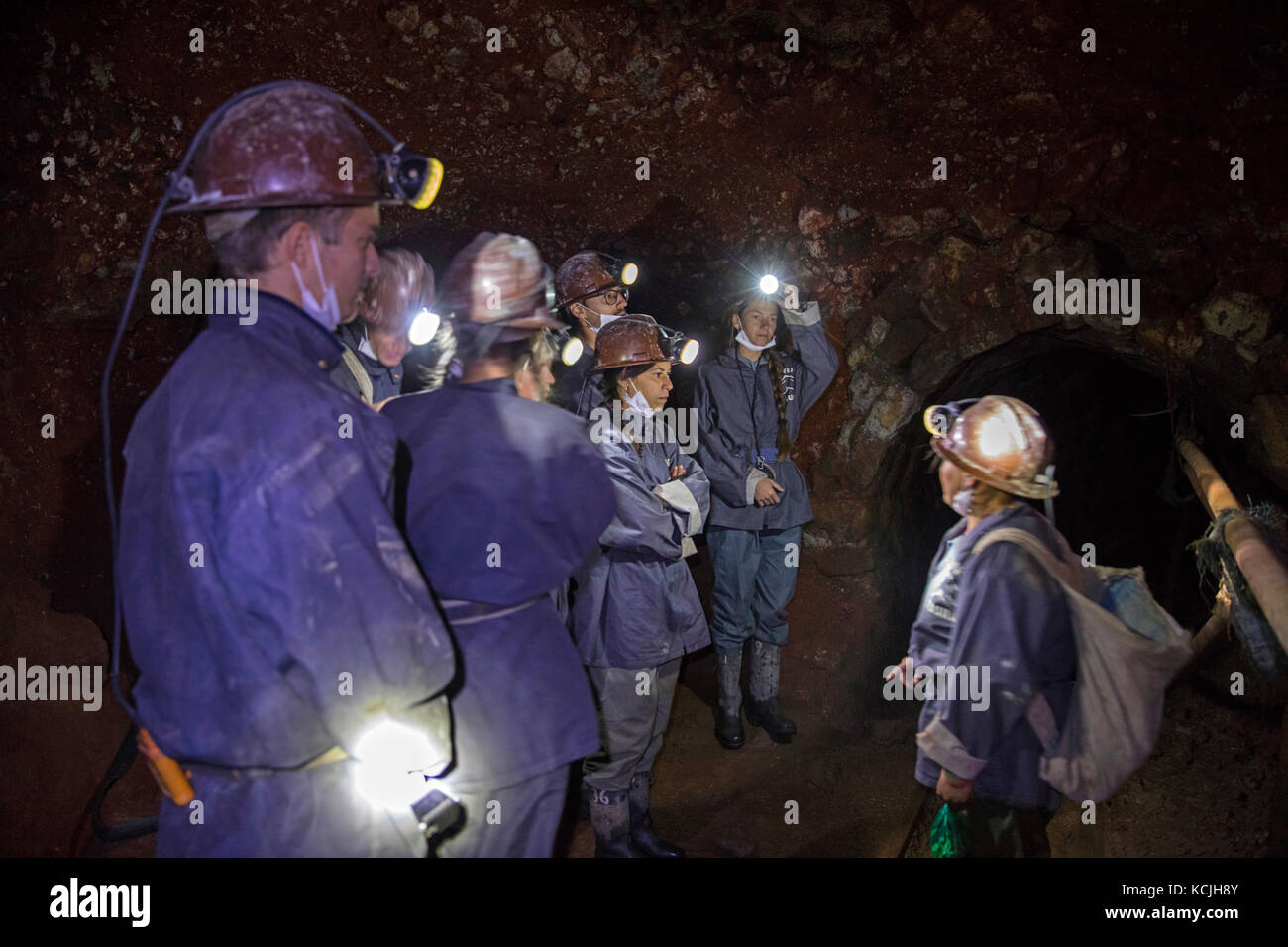 Turisti con guida che visitano la miniera d'argento sul Cerro Rico de Potosi, Tomás Frías, Bolivia Foto Stock