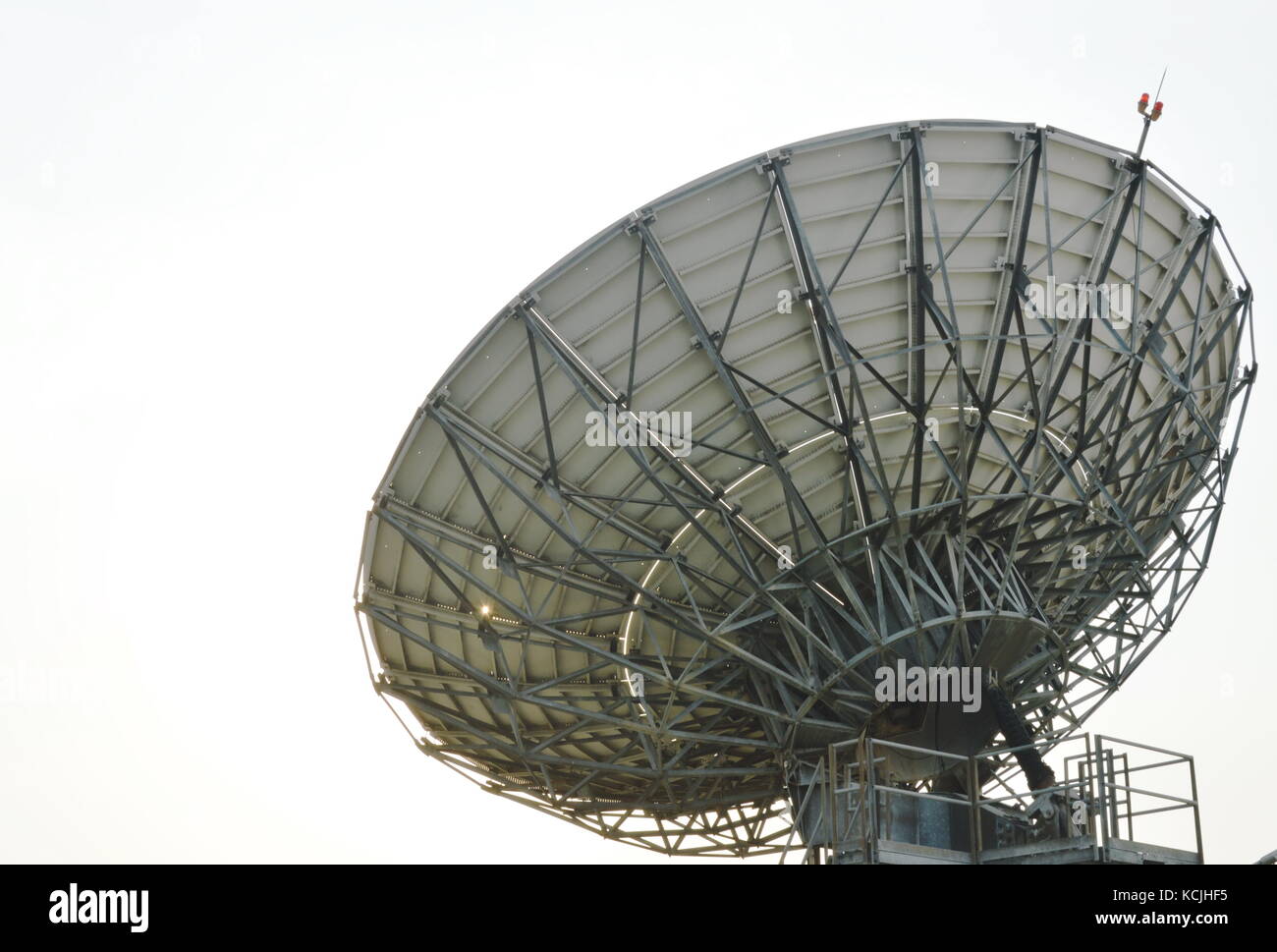 Grande parabola satellitare sul cielo bianco sullo sfondo Foto Stock