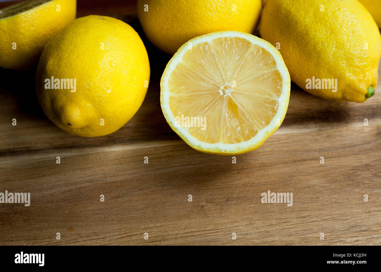 Primo piano di ripe il giallo dei limoni Foto Stock