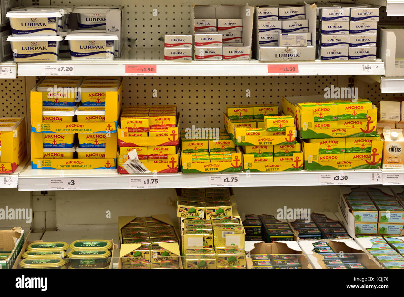 Ripiani di burro nel supermercato Foto stock - Alamy