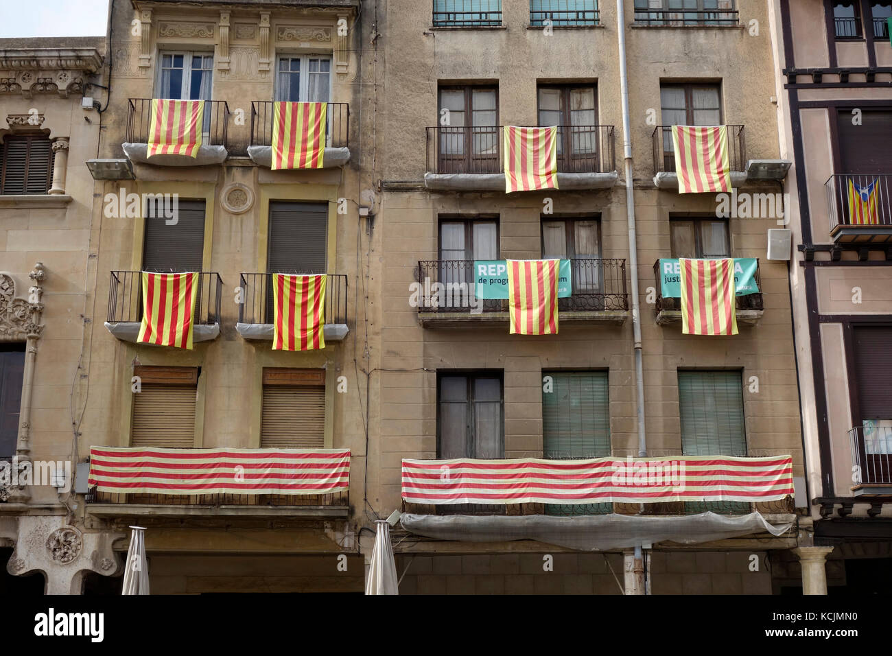 Reus, Spagna. 3° Ott, 2017. Edifici con le bandiere che rivendicano il diritto di voto in Catalogna, nel referendum di indipendenza dalla Spagna Credito: jordi clave garsot/Alamy Live News Foto Stock