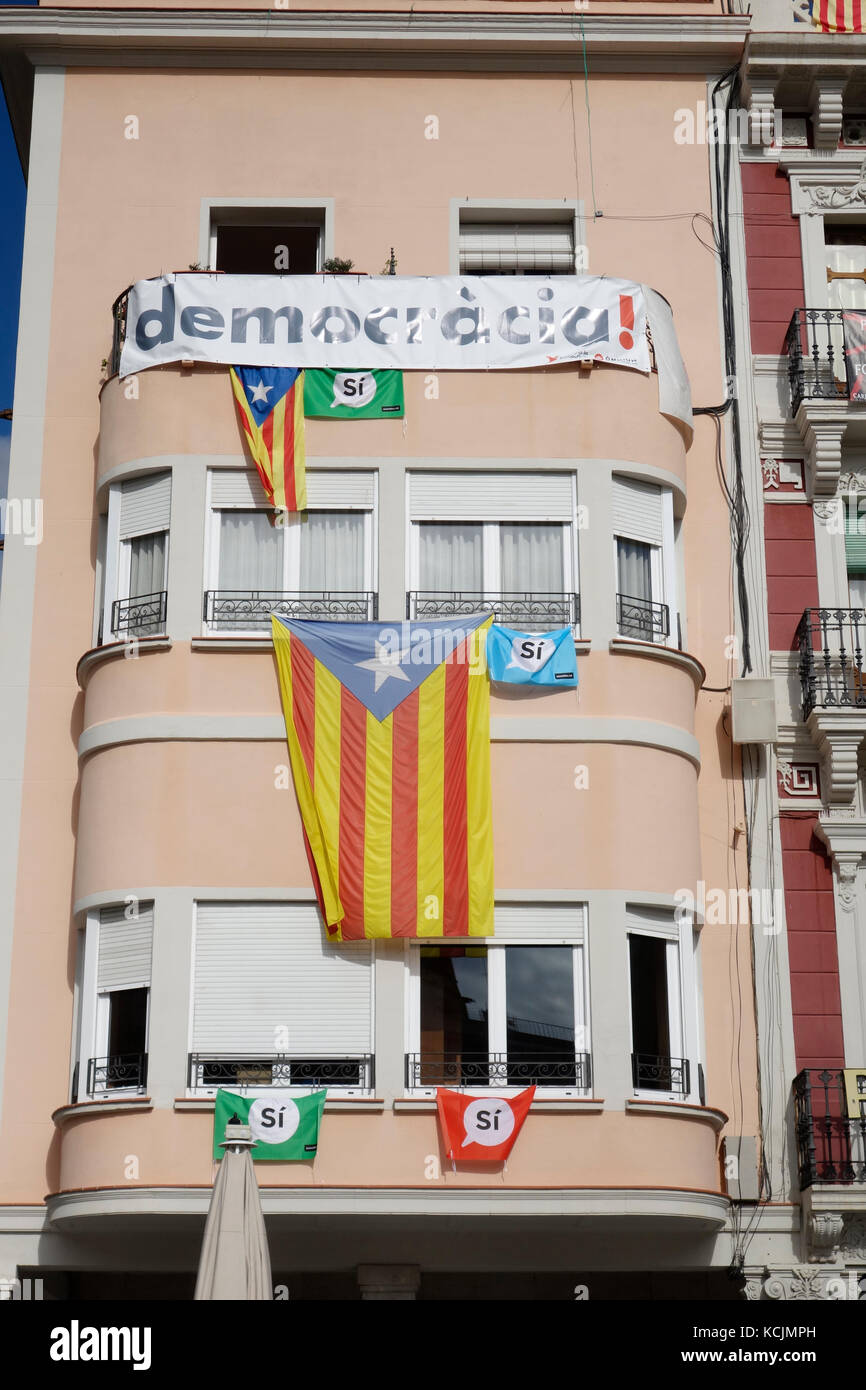 Reus, Spagna. 3° Ott, 2017. Edifici con le bandiere che rivendicano il diritto di voto in Catalogna, nel referendum di indipendenza dalla Spagna Credito: jordi clave garsot/Alamy Live News Foto Stock