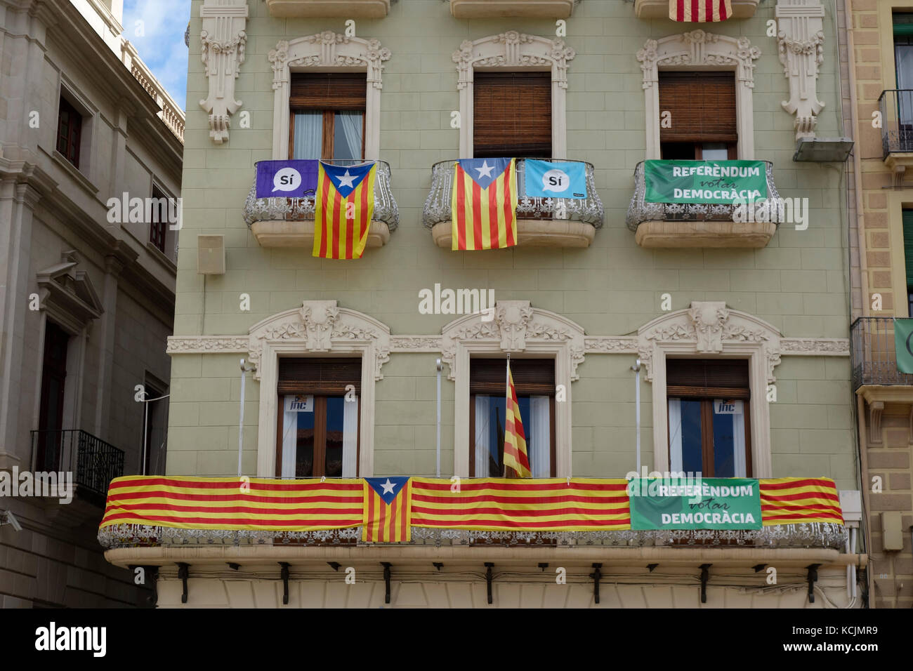 Reus, Spagna. 3° Ott, 2017. Edifici con le bandiere che rivendicano il diritto di voto in Catalogna, nel referendum di indipendenza dalla Spagna Credito: jordi clave garsot/Alamy Live News Foto Stock