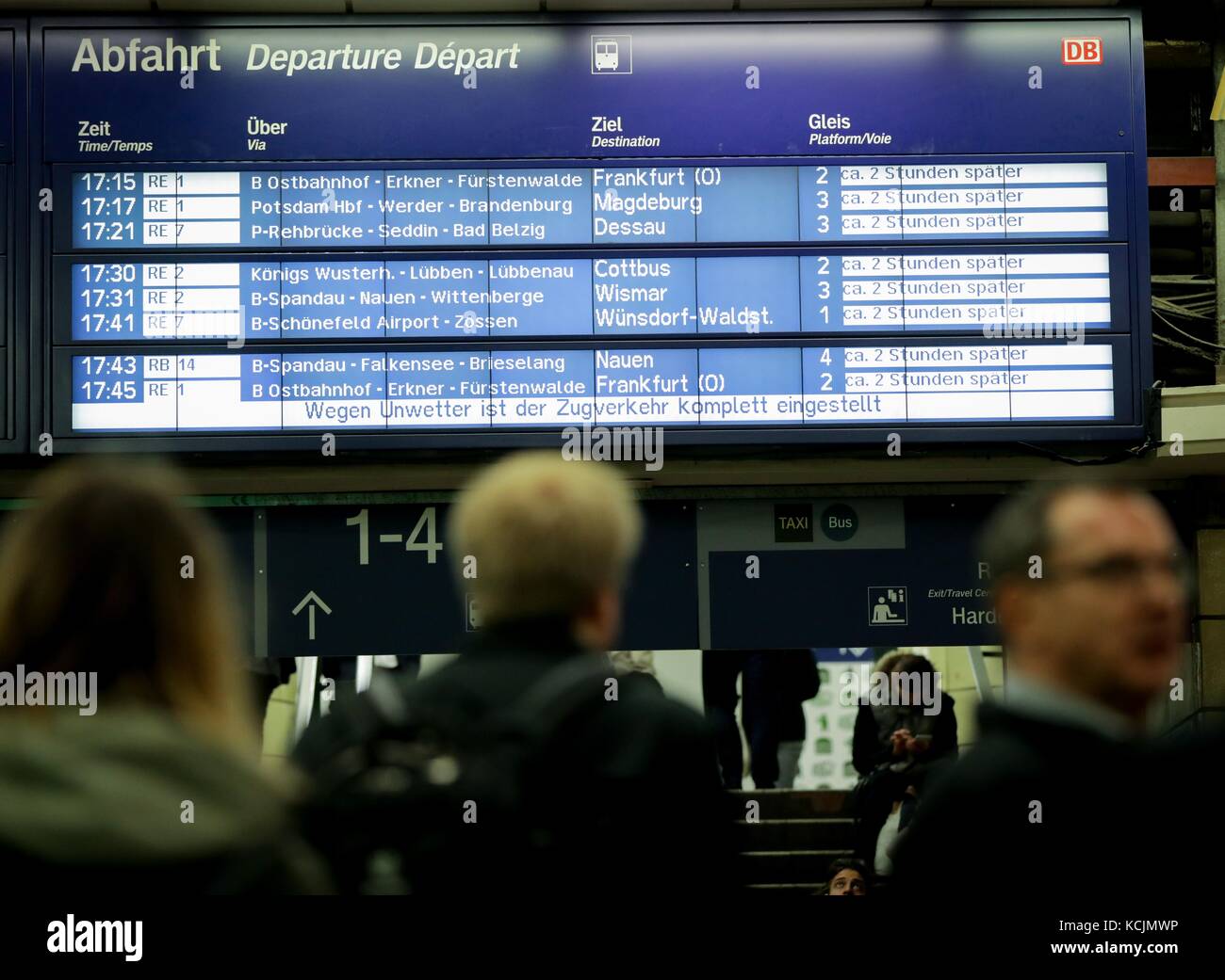 Berlino, Germania. 5 ottobre, 2017. "Wegen unwetter ist der zugverkehr komplett eingestellt' (lit. "Il traffico ferroviario è sospeso completamente a causa di tempesta") può essere visto su una scheda di visualizzazione al bahnhof zoo di Berlino in Germania, 5 ottobre 2017. storm xavier unrooted molti alberi e strappò numerose filiali nella capitale. Credito: kay nietfeld/dpa/alamy live news Foto Stock