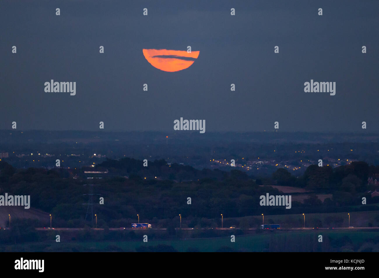 Harvest Moon visto svettare sopra la città di Birmingham Regno Unito 2017 Foto Stock
