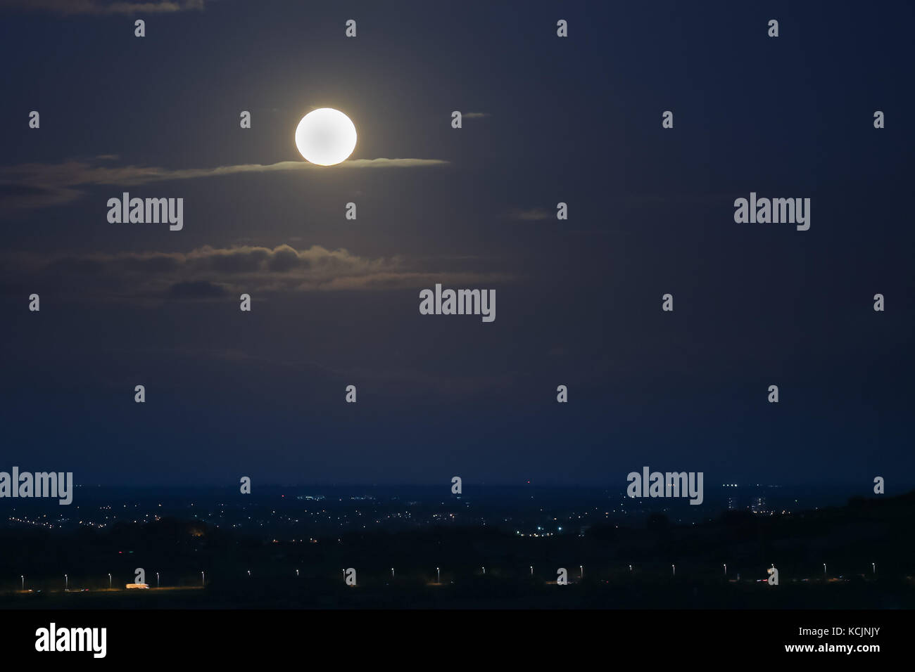 Harvest Moon visto svettare sopra la città di Birmingham Regno Unito 2017 Foto Stock
