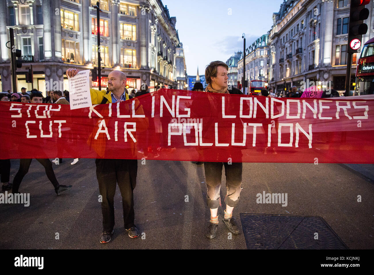 Londra, Regno Unito. 5 ottobre, 2017. gli attivisti ambientali dalla fermata di uccidere i londinesi campagna blocco contemporaneamente la parte superiore di Regent street a oxford circus alla domanda urgente attenzione per evitare che il numero di decessi prematuri da inquinamento atmosferico. Credito: mark kerrison/alamy live news Foto Stock