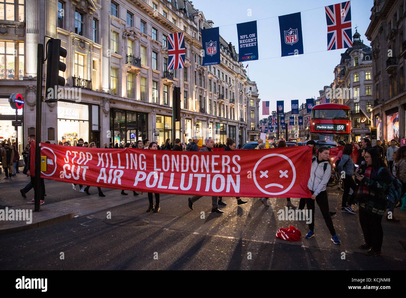 Londra, Regno Unito. 5 ottobre, 2017. gli attivisti ambientali dalla fermata di uccidere i londinesi campagna blocco contemporaneamente la parte superiore di Regent street a oxford circus alla domanda urgente attenzione per evitare che il numero di decessi prematuri da inquinamento atmosferico. Credito: mark kerrison/alamy live news Foto Stock