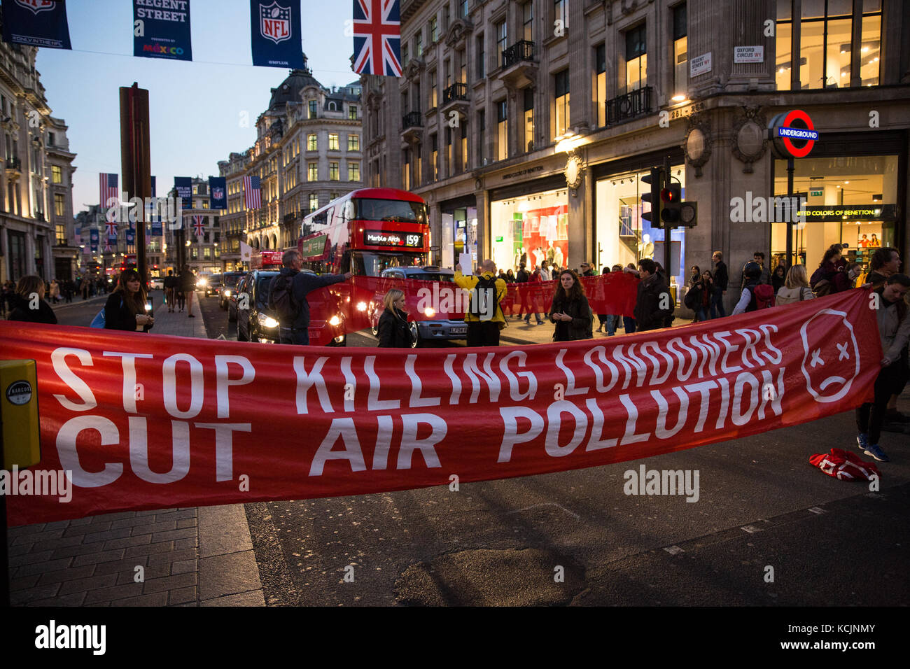 Londra, Regno Unito. 5 ottobre, 2017. gli attivisti ambientali dalla fermata di uccidere i londinesi campagna blocco contemporaneamente la parte superiore di Regent street a oxford circus alla domanda urgente attenzione per evitare che il numero di decessi prematuri da inquinamento atmosferico. Credito: mark kerrison/alamy live news Foto Stock