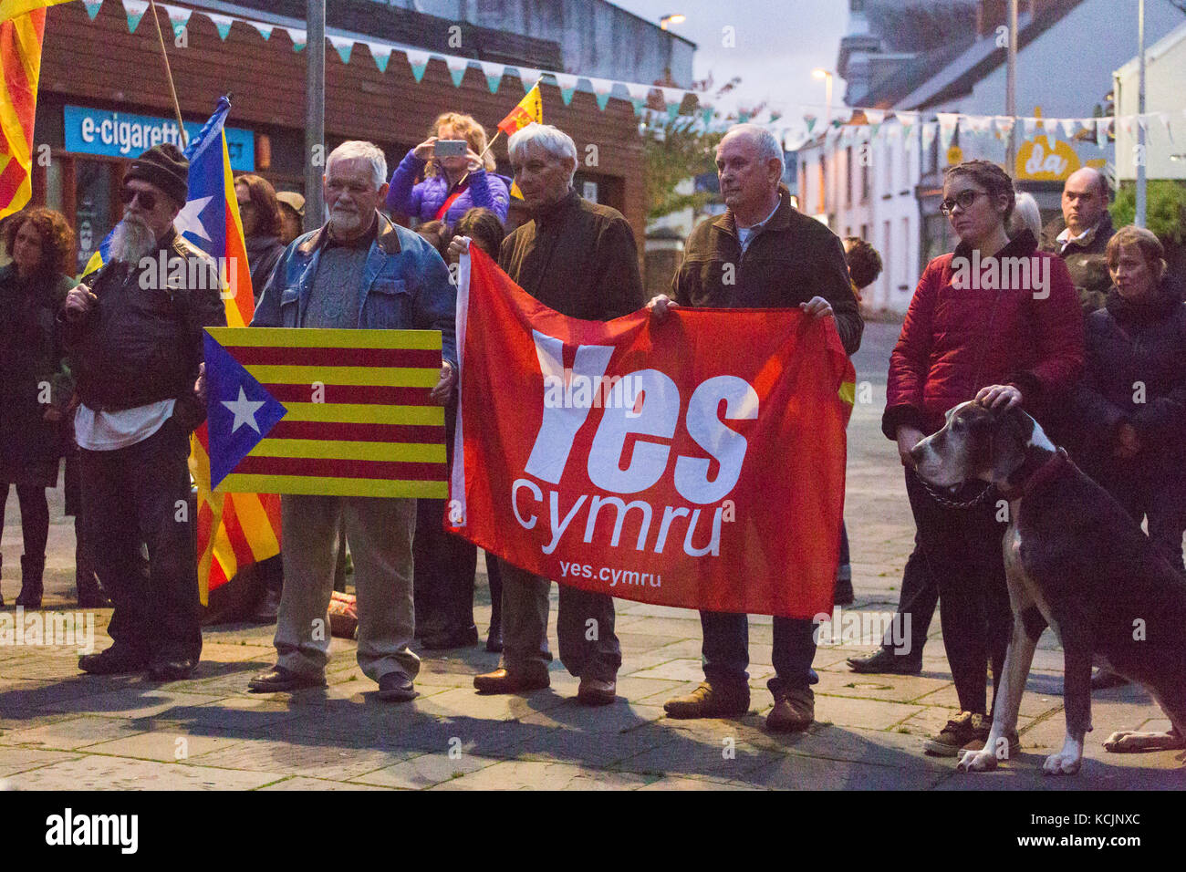 Persone in Carmarthen mostrano il loro sostegno al popolo della Catalogna in Spagna per il loro diritto di tenere un referendum per l indipendenza. Foto Stock