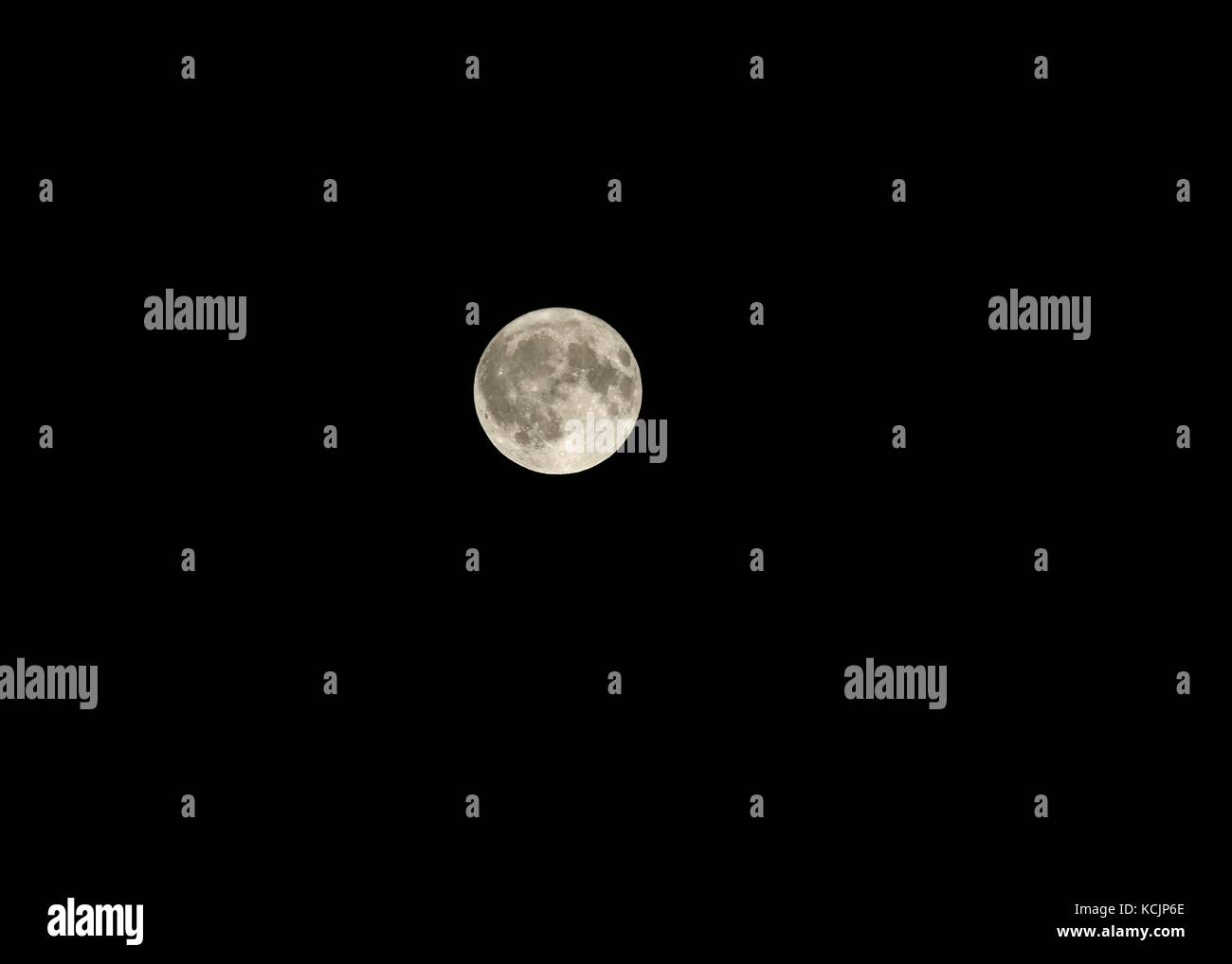 Glasgow, Regno Unito. 5 Ottobre, 2017. Regno Unito Meteo. Crystal clear sky dà buone vedute della "Harvest Moon" su Glasgow stasera. Credito: Carr Douglas/Alamy Live News Foto Stock