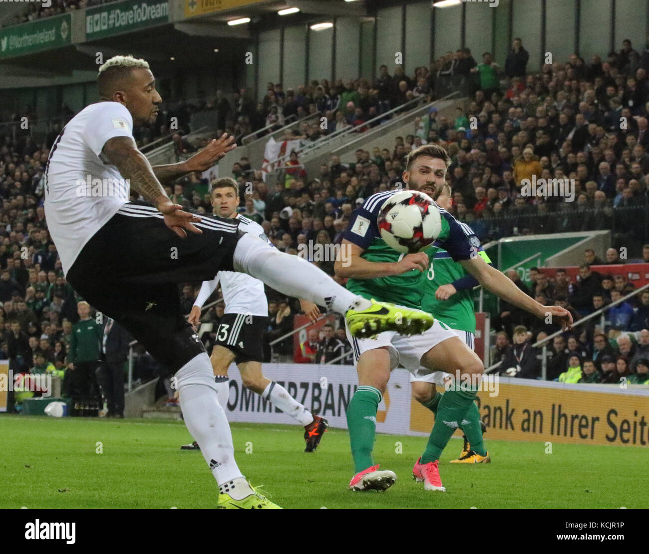 Stadio Nazionale a Windsor Park Belfast Irlanda del Nord. 05 ottobre 2017. 2018 World Cup Qualifier - Irlanda del Nord / Germania. Jerome Boateng (17) cancella per la Germania.Credit: David Hunter/Alamy Live News. Foto Stock