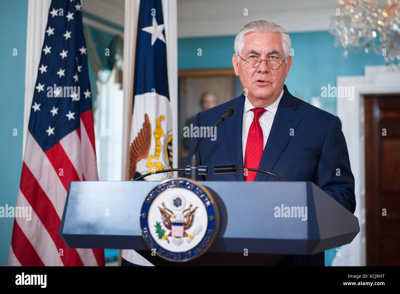 Washington, Stati Uniti d'America. 4 ottobre 2017. Il Segretario di Stato degli Stati Uniti Rex Tillerson si rivolge ai media al Dipartimento di Stato il 4 ottobre 2017 a Washington, DC Tillerson ha negato un rapporto sui media di quanto intendesse dimettersi dall'amministrazione Trump. Crediti: Planetpix/Alamy Live News Foto Stock