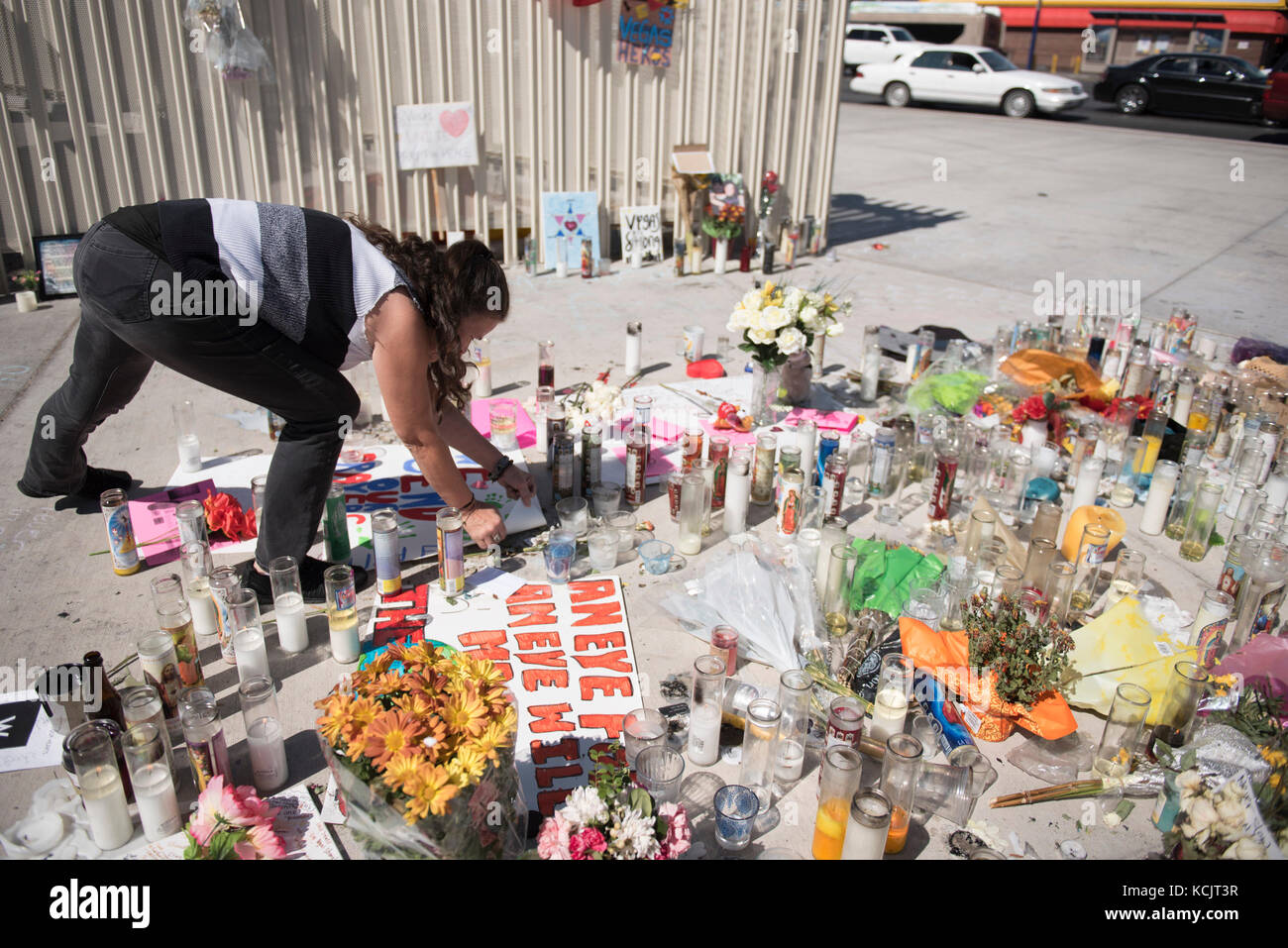 Las Vegas, Stati Uniti d'America. 05 ott 2017. victoria minarcik mette a segno un ripiego memoriale per le vittime del percorso 91 harvest festival di musica country riprese di massa sulla strip di las vegas, nev., oct. 5, 2017. Credito: Jason ogulnik/alamy live news Foto Stock