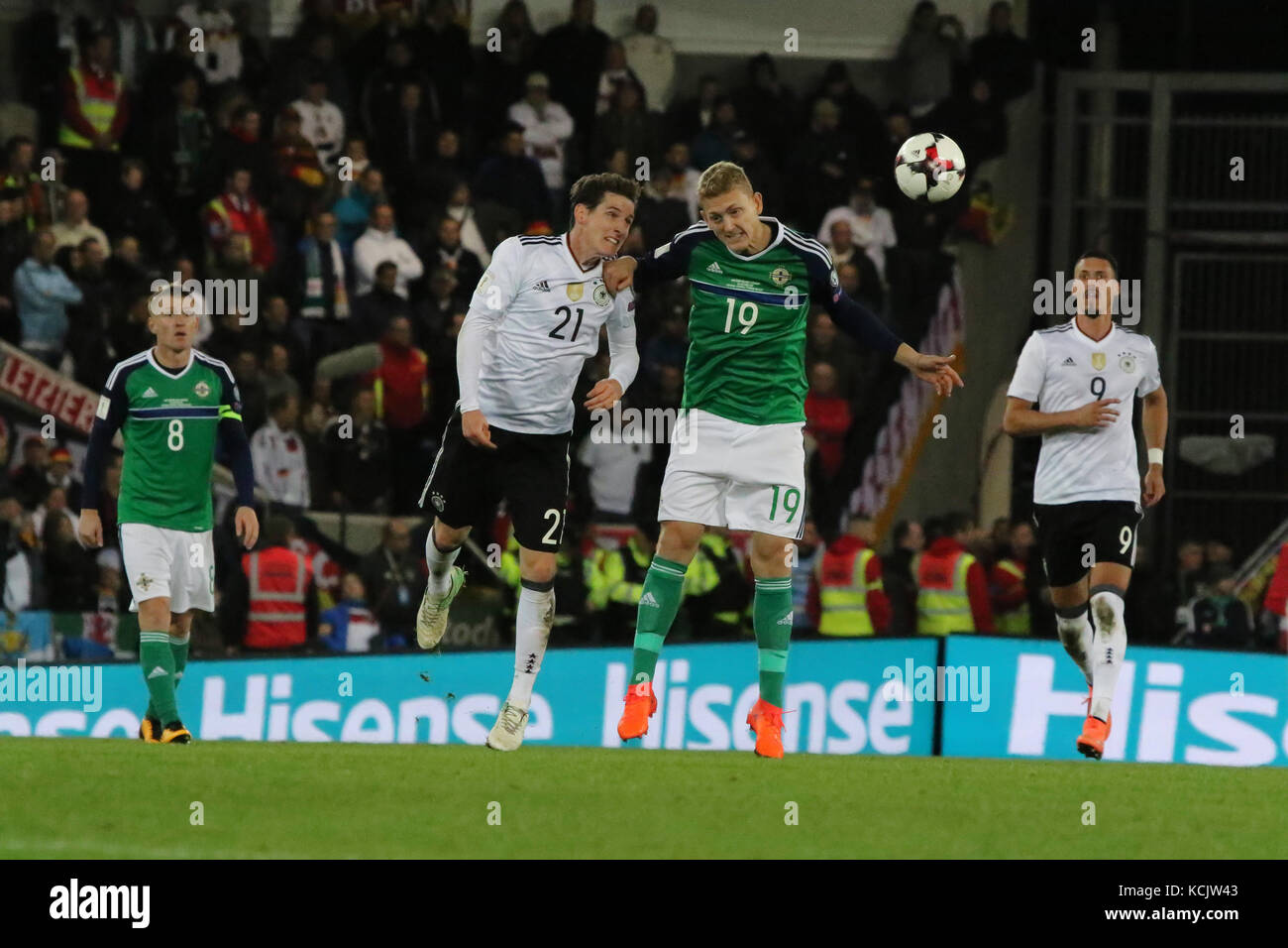 Stadio Nazionale a Windsor Park Belfast Irlanda del Nord. 05 ottobre 2017. 2018 World Cup Qualifier - Irlanda del Nord / Germania. George Saville Irlanda del Nord (19) - al suo debutto - e Sebastian Rudy Germania (21). Credito: David Hunter/Alamy Live News. Foto Stock