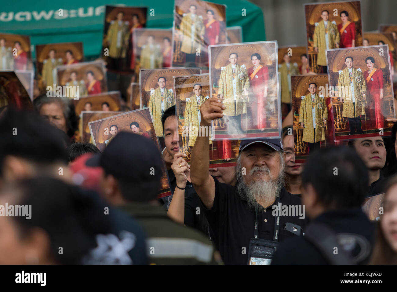 Bangkok, Tailandia. 05 ott 2017. thai lutto persone che indossano abiti neri e portante il re e la regina di rama ix bhumibol fotografia su ultimo giorno di rispetto al loro amato Re al Grand Palace credito: suriya silsaksom/alamy live news Foto Stock