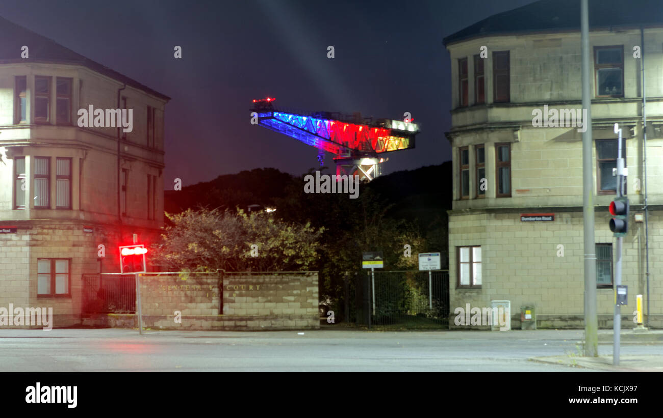 Clydebank, Glasgow, Scotland, Regno Unito. Il 5 ottobre la reputazione della ribellione del Clyde è stato ribadito anche come clyde titan nella ormai defunta john brown cantiere navale era illuminata con i colori della bandiera della Catalogna a supporto degli ultimi problemi vi. la bandiera è anche essere volato al di fuori della sede del consiglio in Dumbarton per evidenziare le somiglianze ci e che cosa sta succedendo in Scozia. Credito: gerard ferry/alamy live news Foto Stock