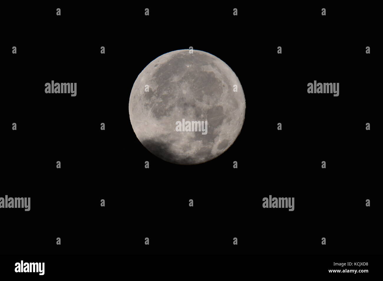 Harvest Moon sulla mattina del 6 ottobre 2017 nel Regno Unito la mattina presto prima del sorgere del sole. Luna piena contro il cielo notturno con un po' di cloud. Foto Stock