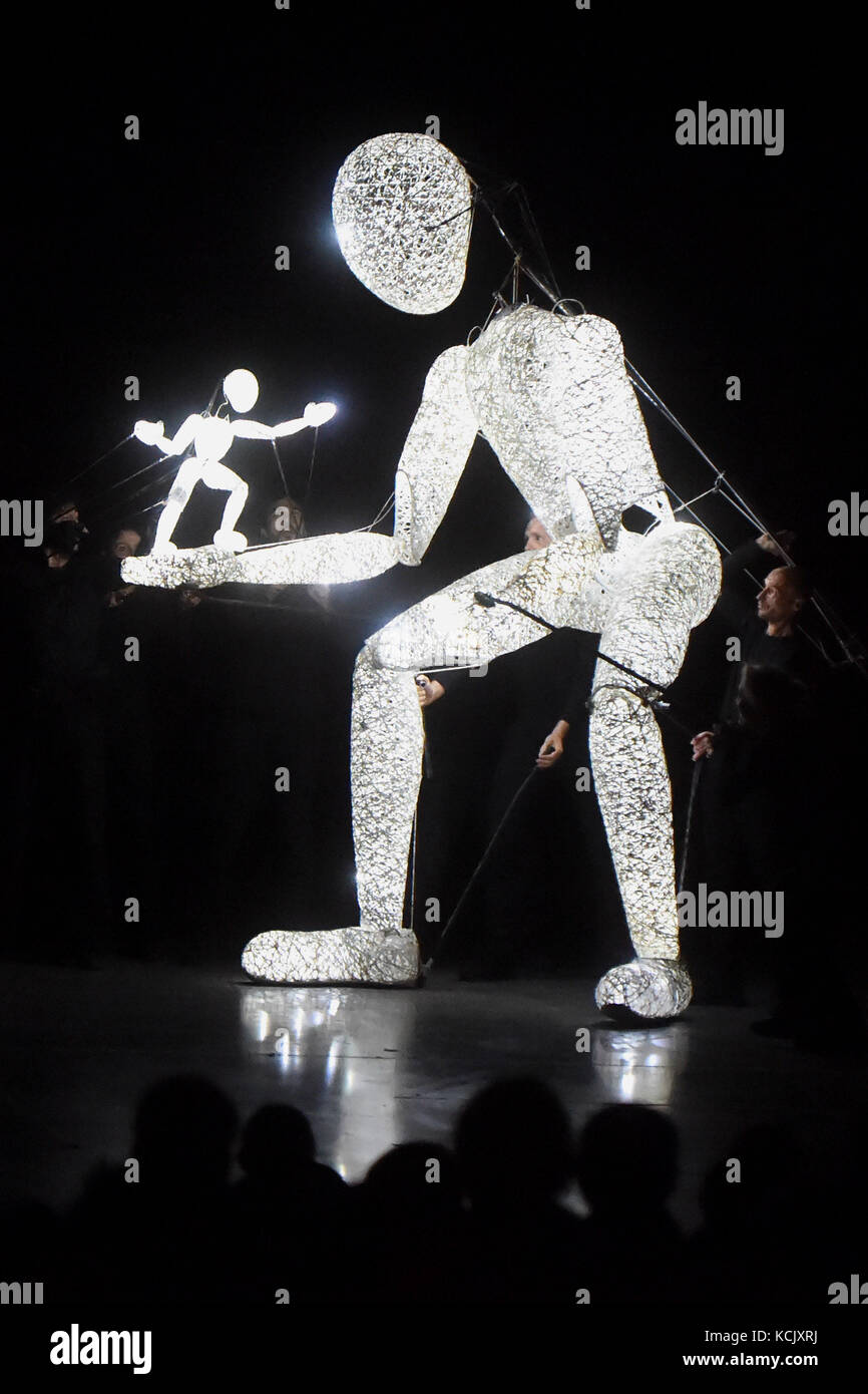 Ostrava, Repubblica Ceca. 5 ottobre 2017. I burattini di illuminazione giganti del teatro DUNDU si esibiscono durante il dodicesimo festival internazionale di teatro dei burattini chiamato Spectaculo Interesse a Ostrava, Repubblica Ceca, il 5 ottobre 2017. Crediti: Jaroslav Ozana/CTK Photo/Alamy Live News Foto Stock