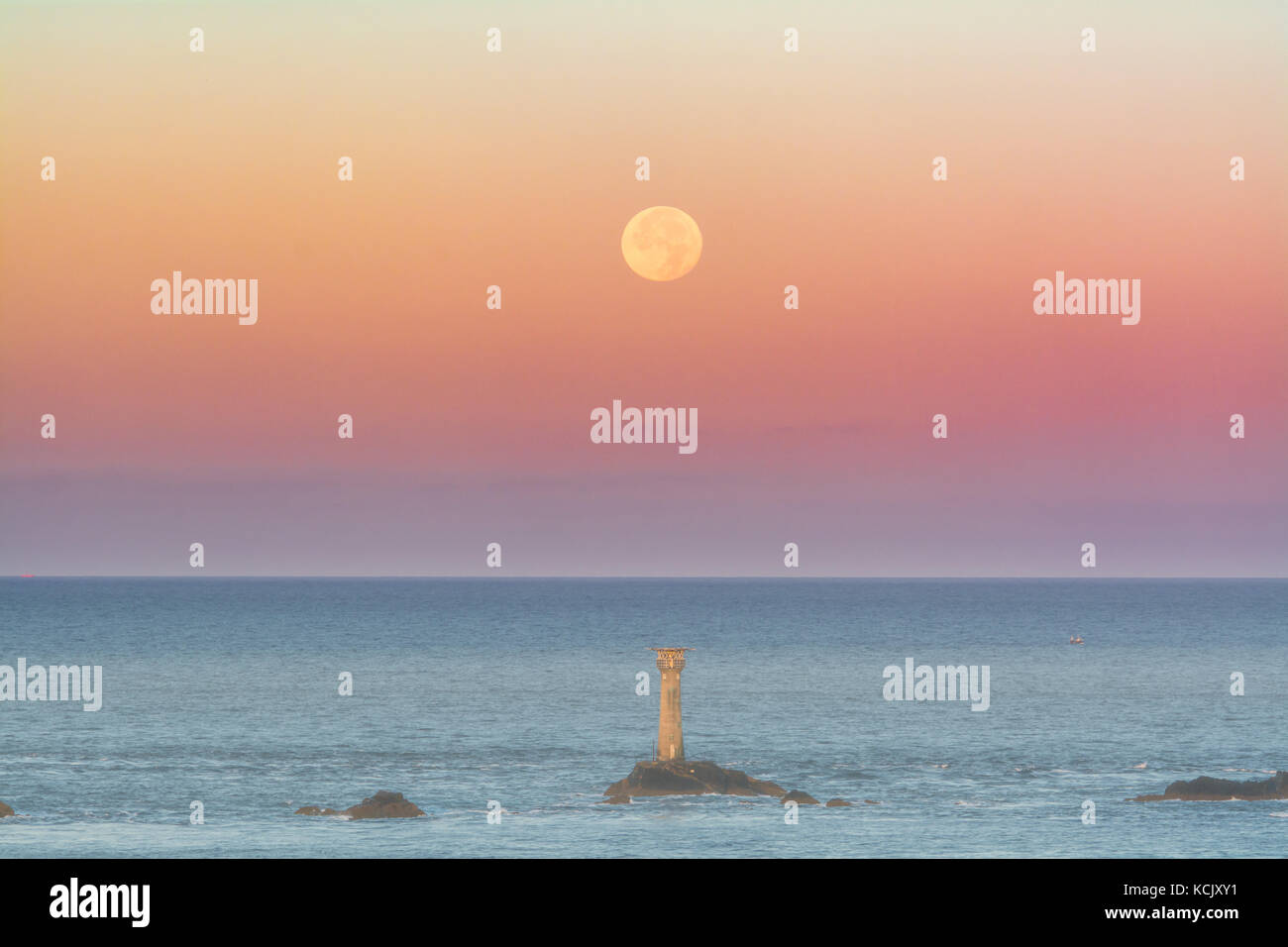 Lands End, Cornwall, Regno Unito. 6 Ottobre, 2017. Regno Unito Meteo. L'Ottobre pieno Harvest Moon imposta su longships lighthouse a Lands End, mentre le albe sul fronte dell'orizzonte. Credito: Simon Maycock/Alamy Live News Foto Stock Lands End, Cornwall, Regno Unito. 6 Ottobre, 2017. Regno Unito Meteo. L'Ottobre pieno Harvest Moon imposta su longships lighthouse a Lands End, mentre le albe sul fronte dell'orizzonte. Credito: Simon Maycock/Alamy Live News Foto Stock