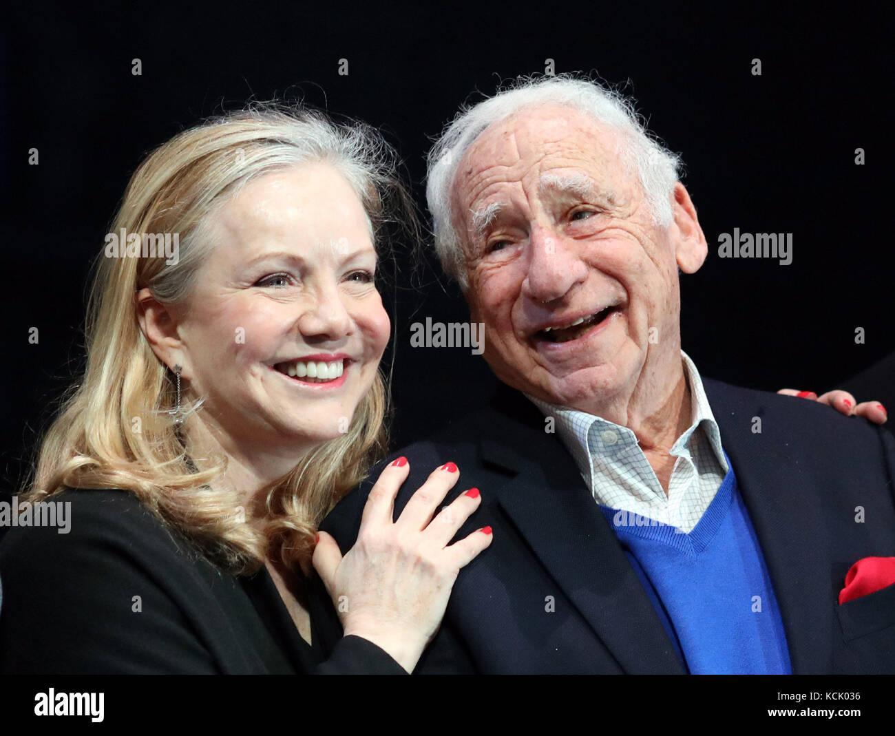 Londra, Regno Unito. 05 ott 2017. Pic mostra: giovane Frankenstein premere chiama con Mel Brooks. Con la sinistra a destra Susan Stroman (direttore musicale) Mel Brooks (scrittore), Pic tramite carta di credito: Gavin Rodgers/Alamy Live News Foto Stock