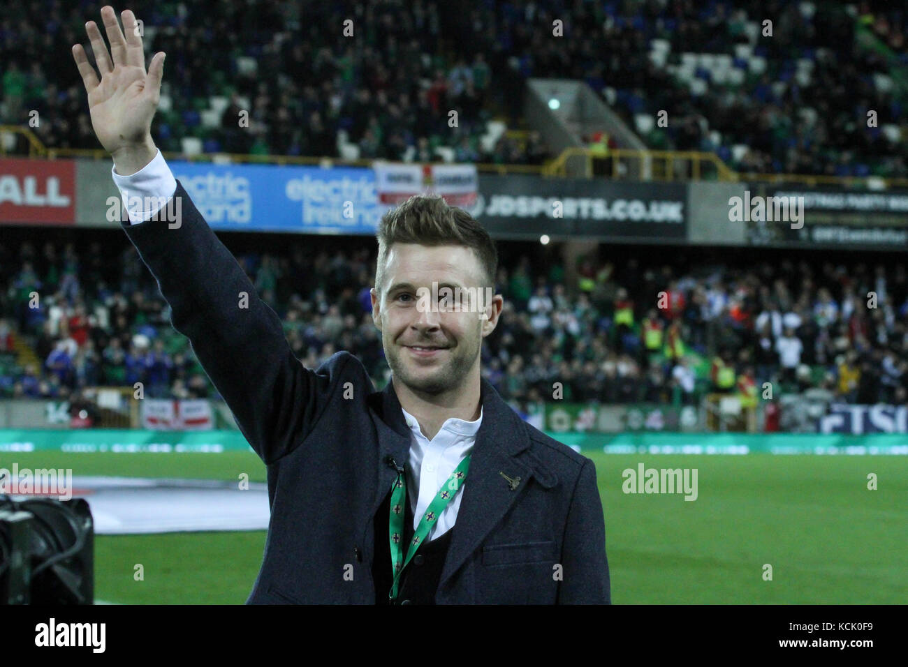 Stadio Nazionale a Windsor Park Belfast Irlanda del Nord. 05 ottobre 2017. 2018 World Cup Qualifier - Irlanda del Nord / Germania. In Irlanda del Nord la Jonathan Rea, tre volte Campione del Mondo Superbike a stasera il gioco. Credito: David Hunter/Alamy Live News. Foto Stock